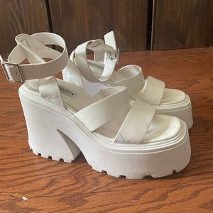 Steve Madden Size 6 White chunky Heel Sandal